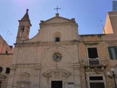 Ci muoviamo in direzione est. Sulla destra notiamo subito la chiesa di Santo Stefano, finita di costruire nel 1586. Incastonata tra i palazzi, presenta un evidente rosone in stile rinascimentale e un campanile dalla cuspide ottagonale, rivestita da maioliche colorate